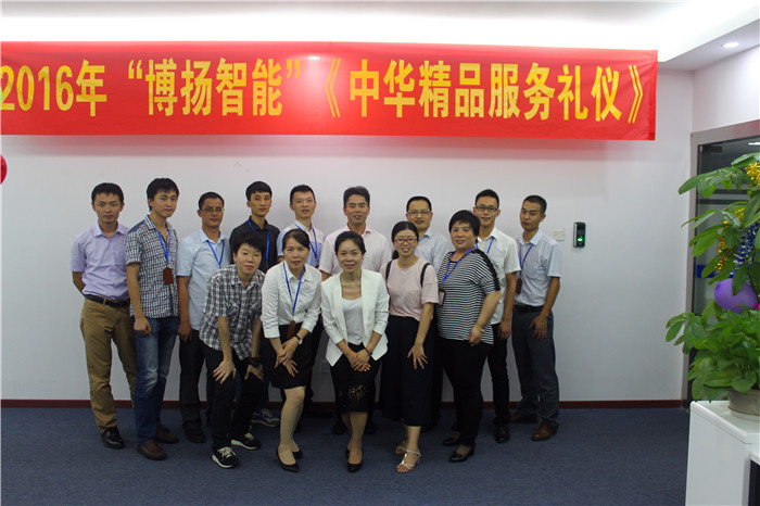 課程結(jié)束后，公司邀請禮儀老師集體合影