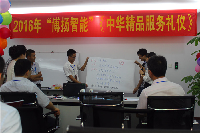 圖為金鷹隊在展示自己隊名、口號、隊歌、隊旗。