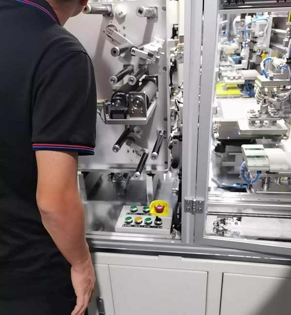 用于制片機(jī)和疊片機(jī)的伺服控制，提升電氣工程中IO精度的解決方案